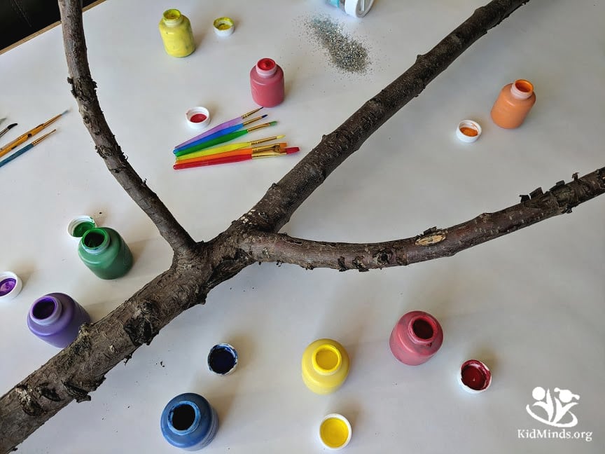 Painted tree stick is a process art and creative experimentation. It's colorful, easy, and fun for kids of all ages and their parents to do together.   #elementaryart #artprojects #artprojectsforkids #kidscreate #kidart #handsonlearning #funathomewithkids #kidminds #summeractivities #processart #natureinspired