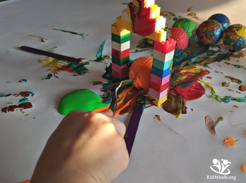 Use this simple idea to extend LEGO play to include science and art. Directing golf balls through the LEGO arch filled with paints combines the science of aerodynamics (interaction of air and bodies moving through it), engineering (constructing the arch), hand-eye coordination, and art. #handsonlearning #funlearning #STEAM #earlylearning #scienceforlittlekids #learningwell #laughingkidslearn #kidsactivities #kidminds #creativelearning #LEGOactivities #messyart