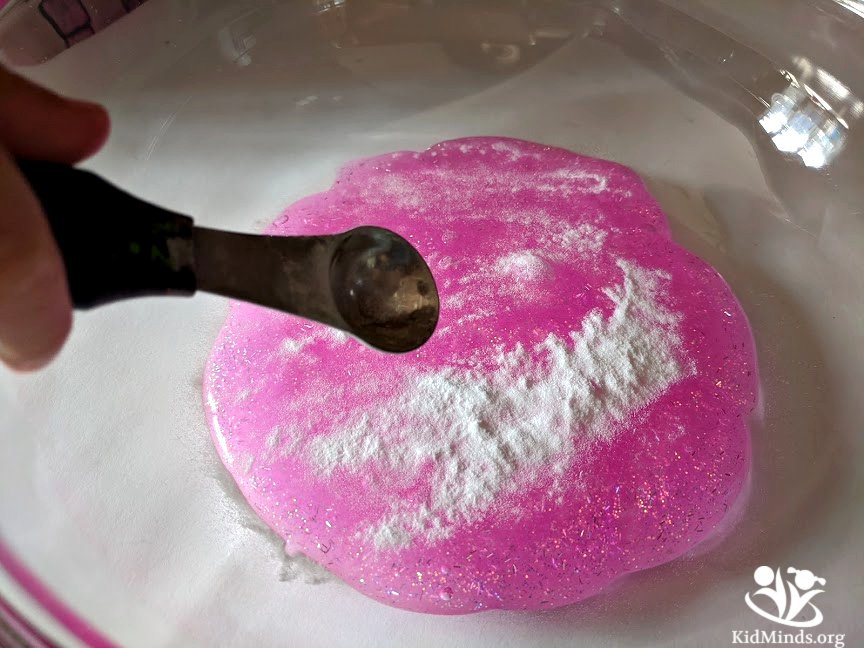 Looking for an easy activity to keep your kids busy? Basic slime requires only three ingredients and takes five minutes to set up. Bookmark this page for your next long day at home. #sensory #slime #keepingkidsbusy #formoms #kidsactivities #learningathome