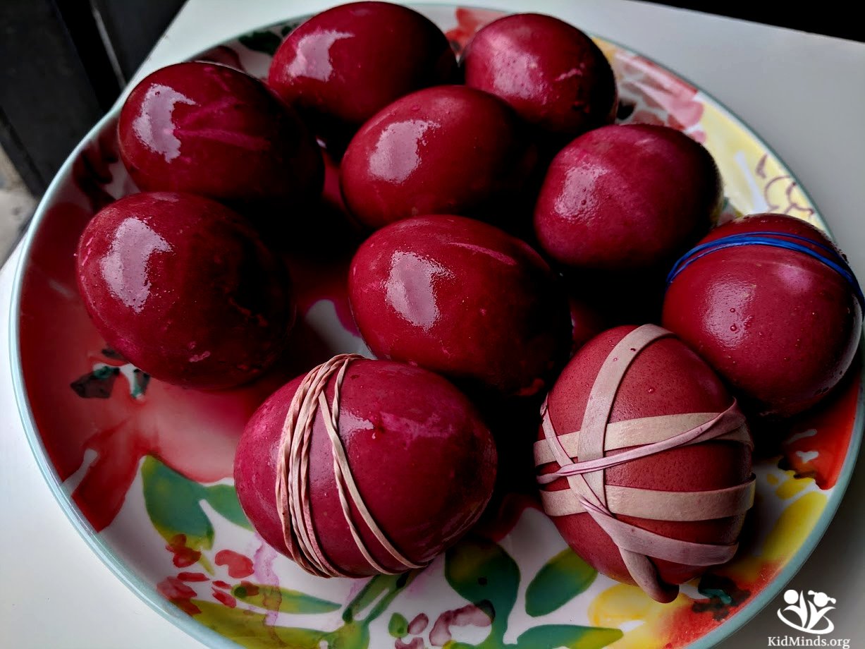 The science of coloring Easter Eggs with beets. If you always reach for artificial colorants to color eggs with your kids, consider some more natural alternatives this year. #handsonlearning #greenliving #creativelearning #Easter #eastereggs #thescienceofcolor #scienceforlittlekids