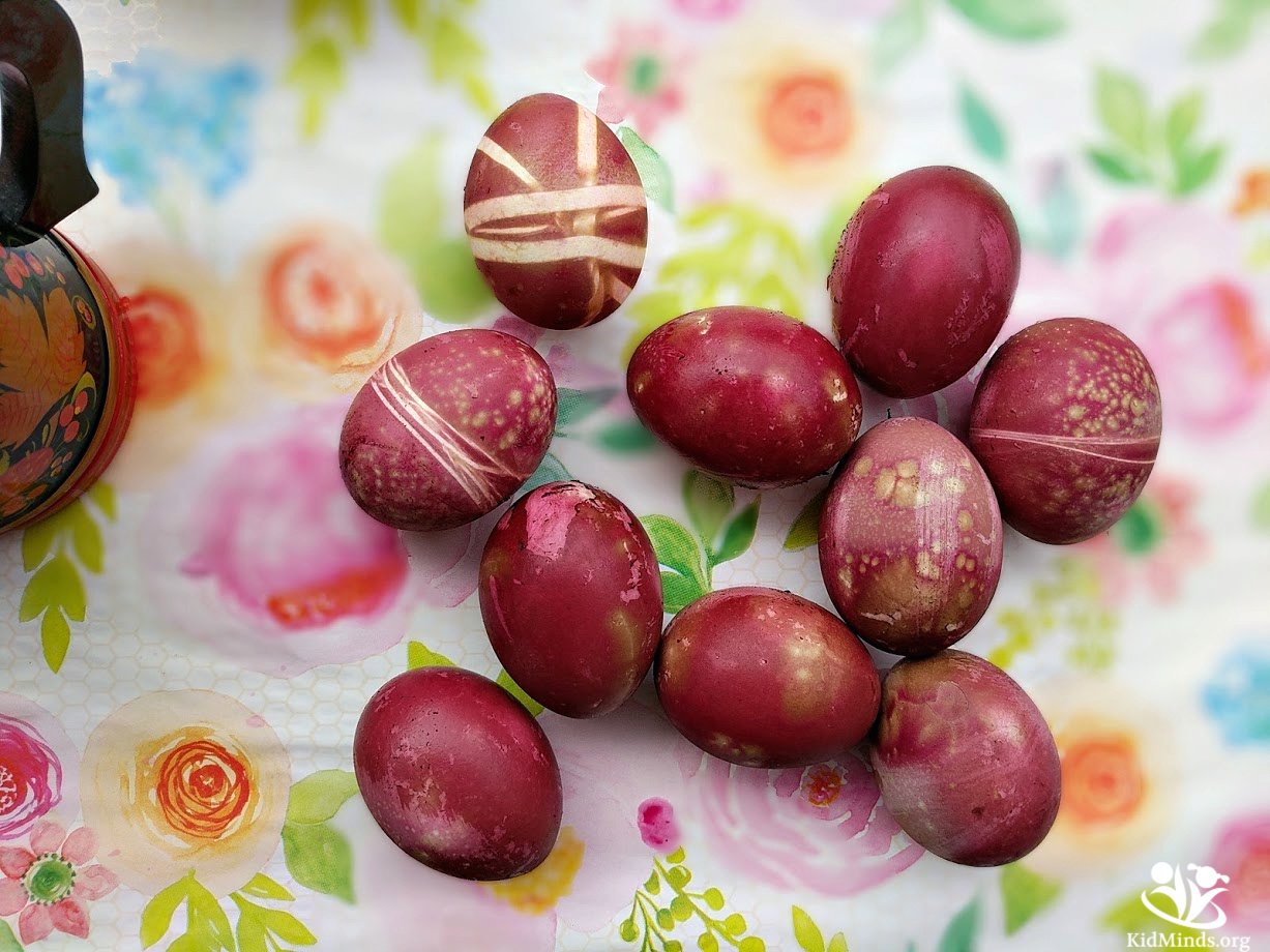 The science of coloring Easter Eggs with beets. If you always reach for artificial colorants to color eggs with your kids, consider some more natural alternatives this year. #handsonlearning #greenliving #creativelearning #Easter #eastereggs #thescienceofcolor #scienceforlittlekids