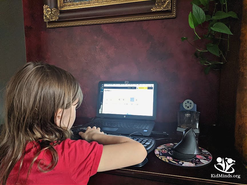 Do you want your kids to love their typing lessons? We tested two free and fun typing programs for kids and loved the results. #onlinetouchtyping #typingpractice #typing #learningtyping