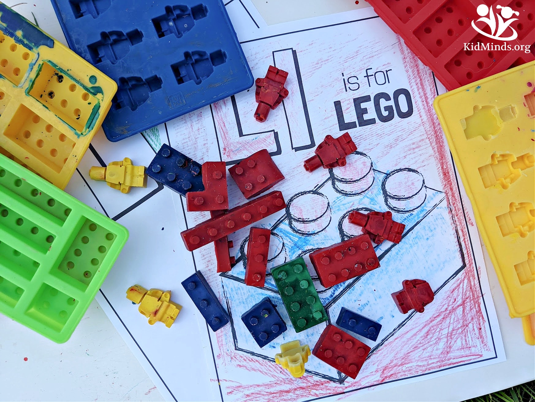 A fool-proof guide to melting old and broken crayons down and turning them into super cool LEGO. #kidsactivities #learning #kidminds #handsonlearning #learningisfun #funscience #crayons #laughingkidslearn #homeschooling #familyfun #LEGO