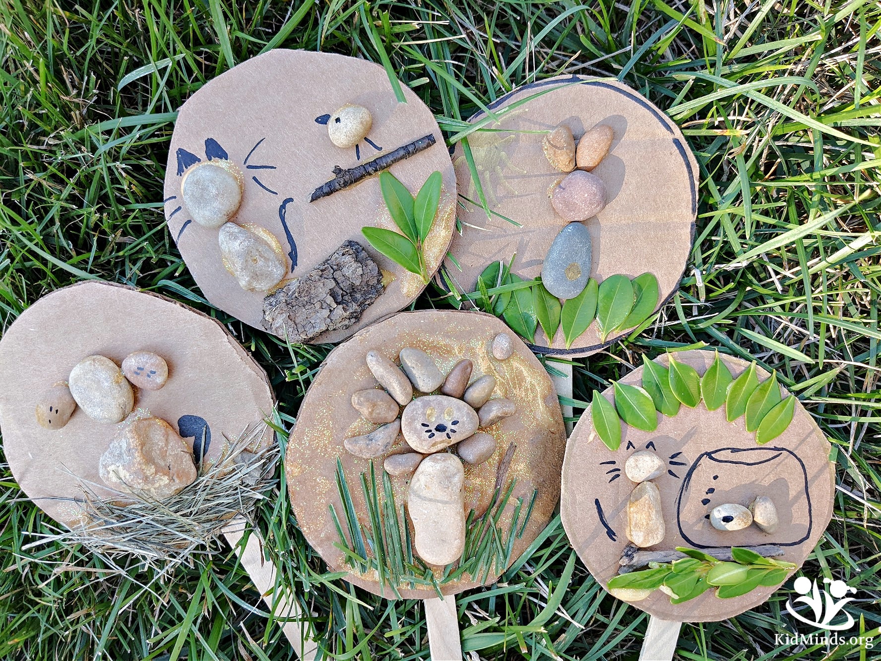 These cute pebble puppets are fun to make and cultivate wonderful make-believe play. Use them to help act out stories, sing songs, and bring along for portable car entertainment.  #kidsactivities #kidminds #kids #earlylearning #homeschool #parenting #kidsfun #playandlearn #creativekids #invitationtoplay